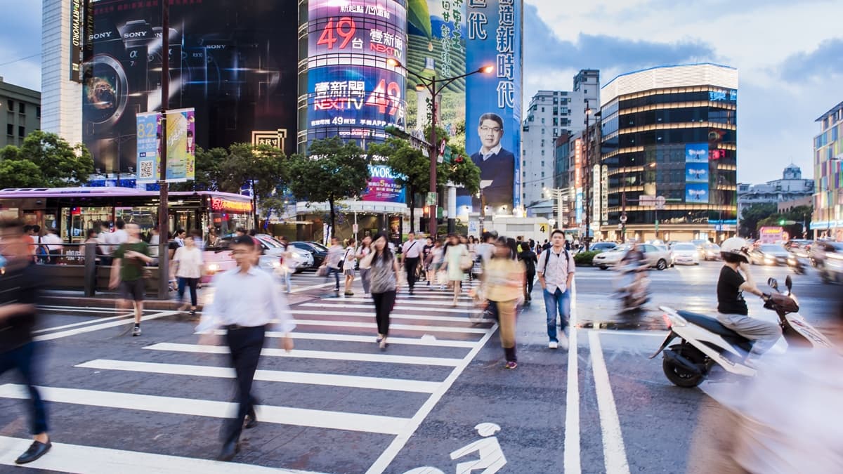 2023年7月10大新制!健保門診費調漲、1200元月票上路、未停讓行人罰6000元