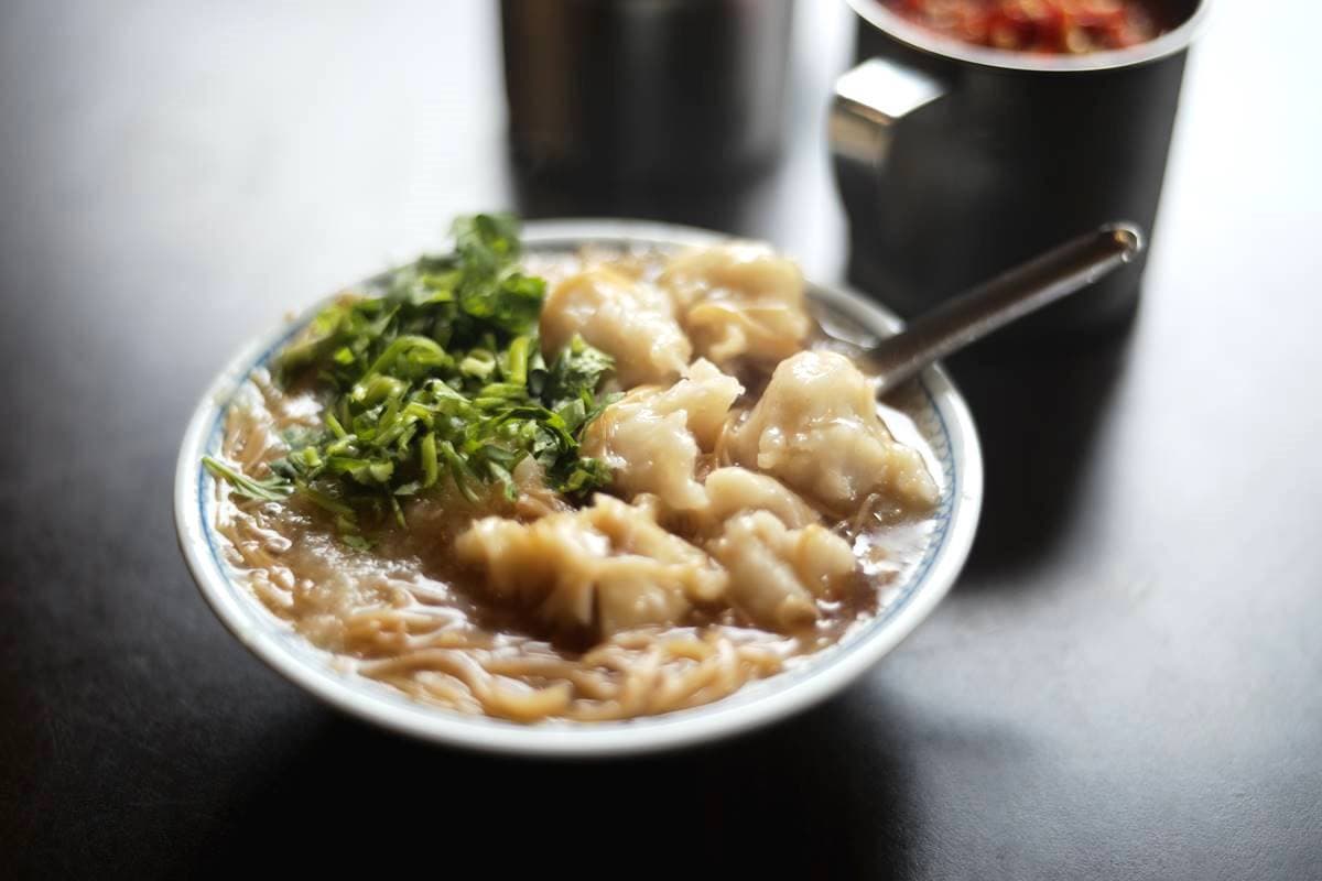 只有基隆吃得到!麵線羹獨創「魚漿裹大腸」,在地人祕密美食基地「在這」 只有基隆吃得到!麵線羹獨創「魚漿裹大腸」,在地人祕密美食基地「在這」