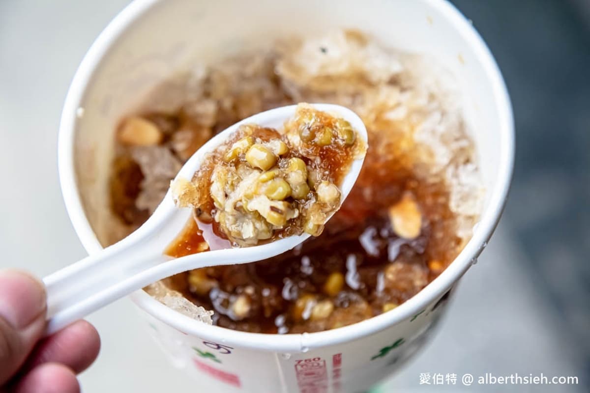 龍潭老街必吃!假日限定「客家麻糬冰」排隊也要嗑,淋黑糖水+花生香甜脆口 龍潭老街必吃!假日限定「客家麻糬冰」排隊也要嗑,淋黑糖水+花生香甜脆口