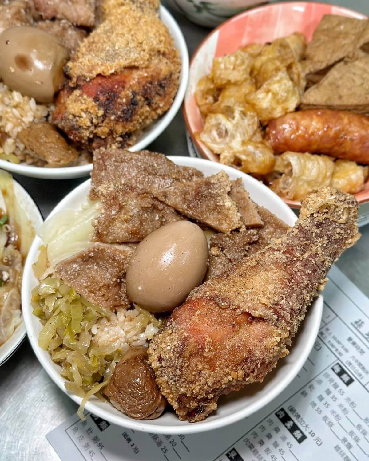 只要70元!隱身學區「巨無霸雞腿飯」CP值超高,蒜粒拌酸菜、滷汁鹹香夠味 只要70元!隱身學區「巨無霸雞腿飯」CP值超高,蒜粒拌酸菜、滷汁鹹香夠味