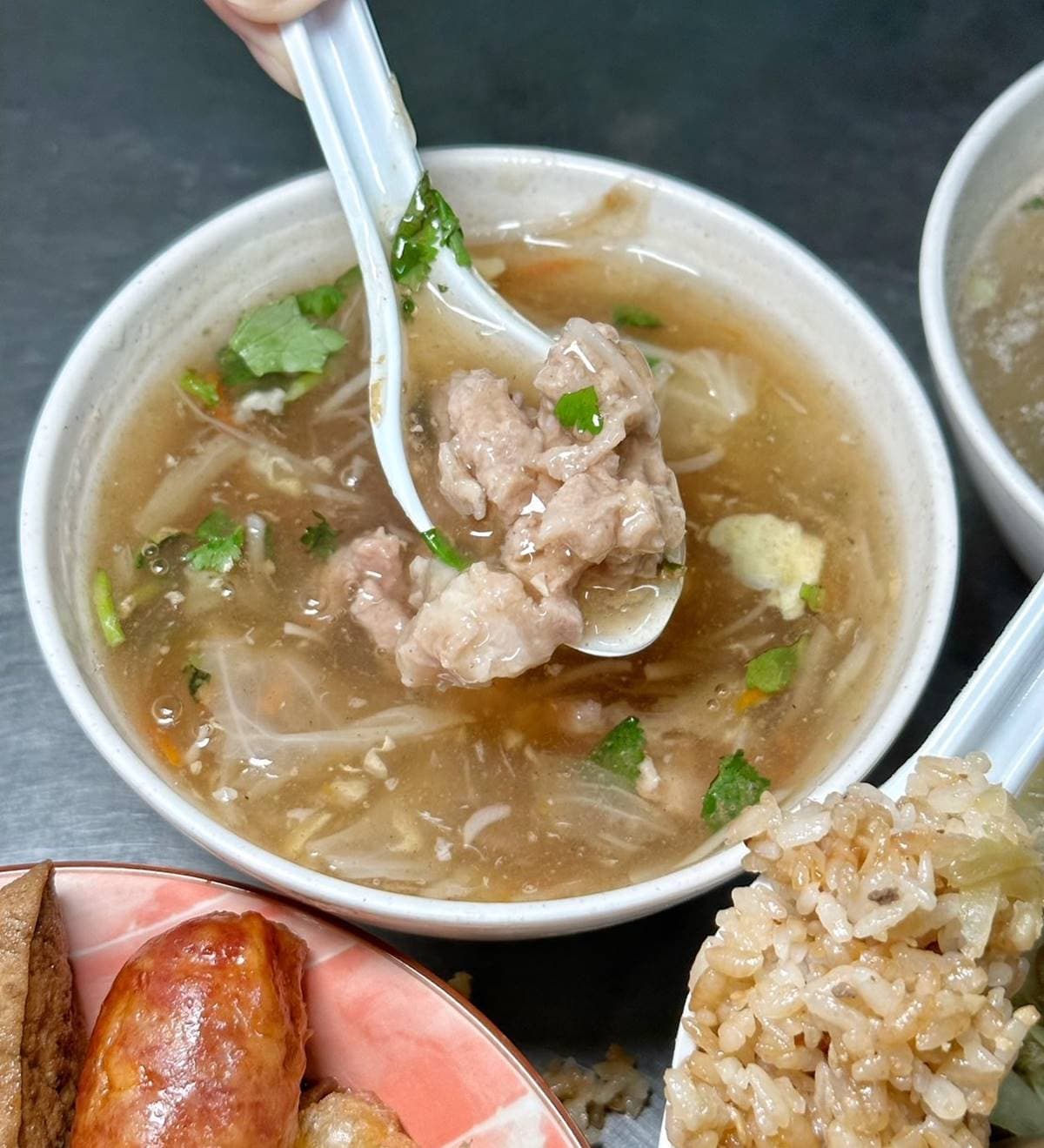 只要70元!隱身學區「巨無霸雞腿飯」CP值超高,蒜粒拌酸菜、滷汁鹹香夠味 只要70元!隱身學區「巨無霸雞腿飯」CP值超高,蒜粒拌酸菜、滷汁鹹香夠味