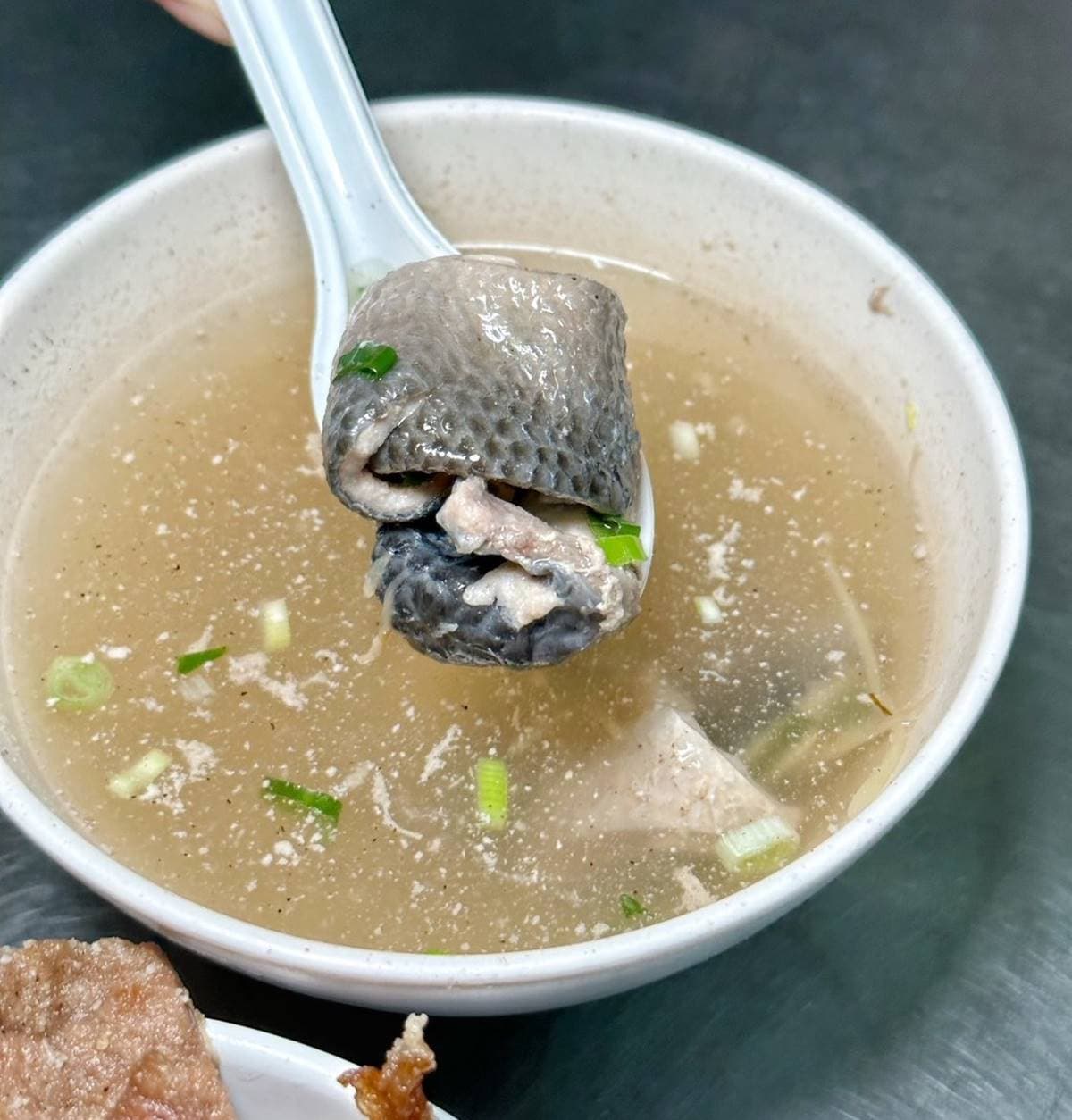 只要70元!隱身學區「巨無霸雞腿飯」CP值超高,蒜粒拌酸菜、滷汁鹹香夠味 只要70元!隱身學區「巨無霸雞腿飯」CP值超高,蒜粒拌酸菜、滷汁鹹香夠味