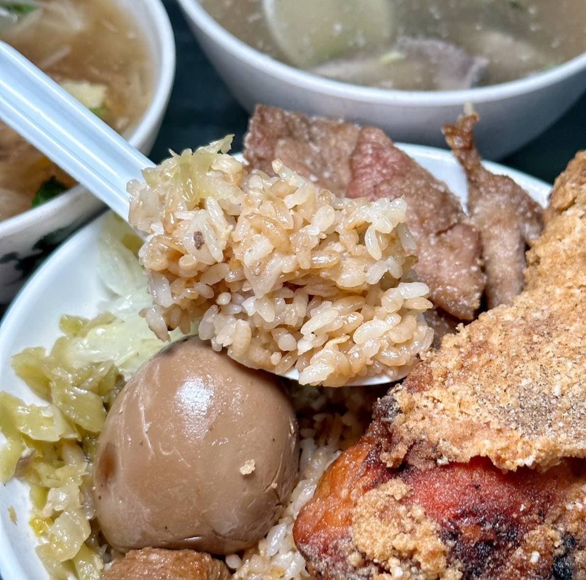 只要70元!隱身學區「巨無霸雞腿飯」CP值超高,蒜粒拌酸菜、滷汁鹹香夠味 只要70元!隱身學區「巨無霸雞腿飯」CP值超高,蒜粒拌酸菜、滷汁鹹香夠味