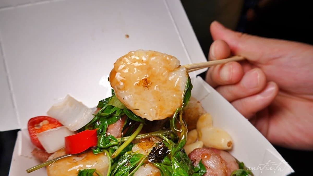 飄香夜市45年!鐵板爆炒「香腸米腸」排隊超夯,蒜片、洋蔥5種配料任你夾 飄香夜市45年!鐵板爆炒「香腸米腸」排隊超夯,蒜片、洋蔥5種配料任你夾