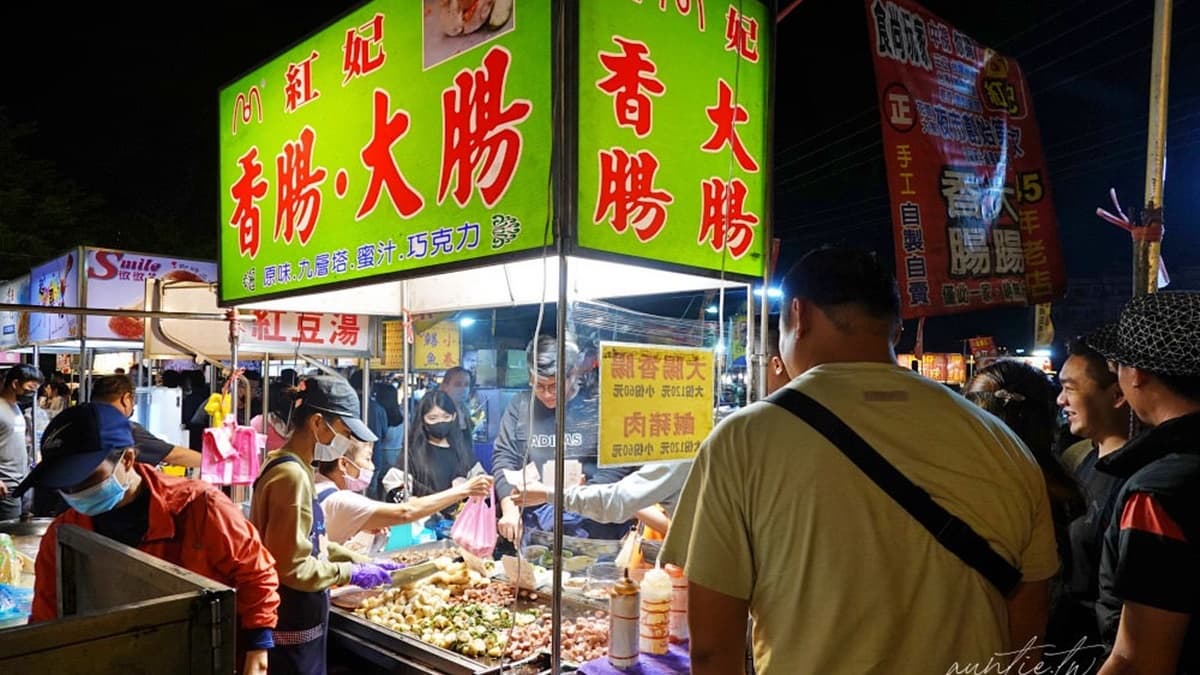 飄香夜市45年!鐵板爆炒「香腸米腸」排隊超夯,蒜片、洋蔥5種配料任你夾 飄香夜市45年!鐵板爆炒「香腸米腸」排隊超夯,蒜片、洋蔥5種配料任你夾