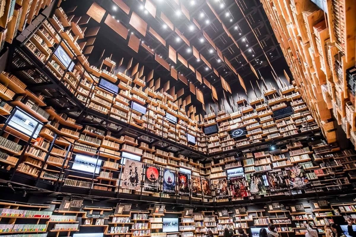 東京最新必朝聖景點!打卡IG暴紅「360度巨型魔法書架」,隱藏版神社也超好拍 東京最新必朝聖景點!打卡IG暴紅「360度巨型魔法書架」,隱藏版神社也超好拍