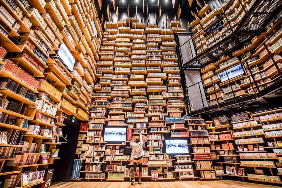東京最新必朝聖景點!打卡IG暴紅「360度巨型魔法書架」,隱藏版神社也超好拍 東京最新必朝聖景點!打卡IG暴紅「360度巨型魔法書架」,隱藏版神社也超好拍