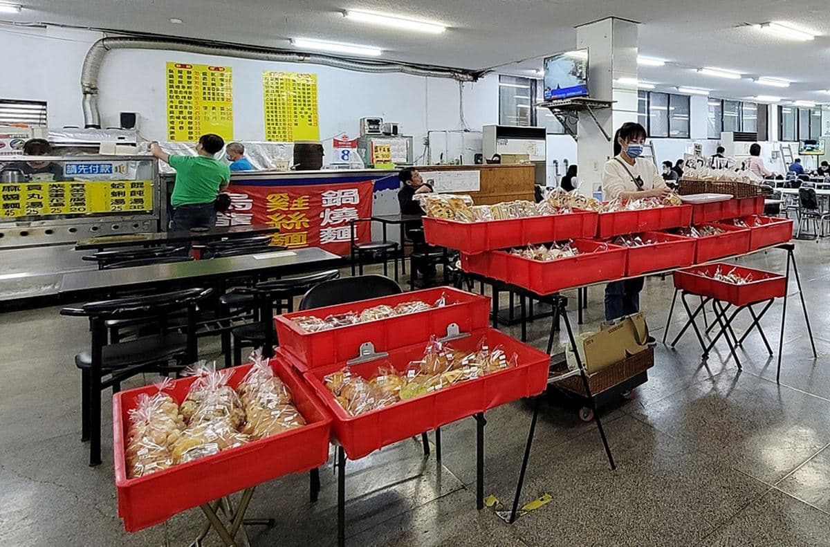 台中隱藏版「高CP值自助餐」!超過80道菜色任你選,百元出頭整盤夾到滿 台中隱藏版「高CP值自助餐」!超過80道菜色任你選,百元出頭整盤夾到滿