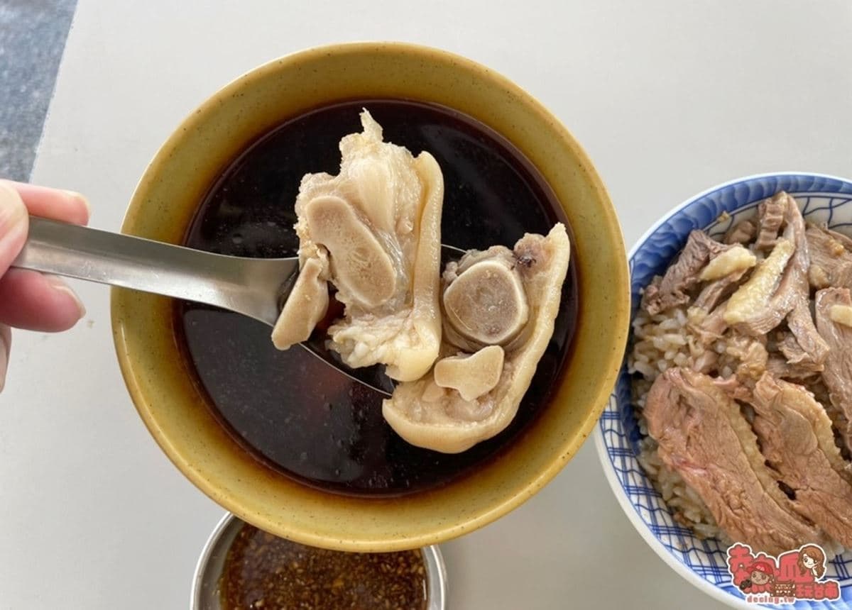 玩台南先筆記!安平老街8必吃美食、伴手禮:牛肉湯、95元螃蟹粥、30元豬腳 【台南小吃美食推薦】安平109雞肉飯|豬腳湯