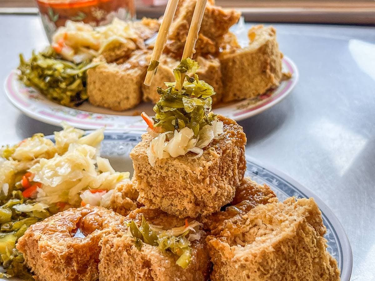 考100分免費請你吃!廟口「排隊臭豆腐」尬泡菜、酸菜超唰嘴,在地熱賣50年 考100分免費請你吃!廟口「排隊臭豆腐」尬泡菜、酸菜超唰嘴,在地熱賣50年