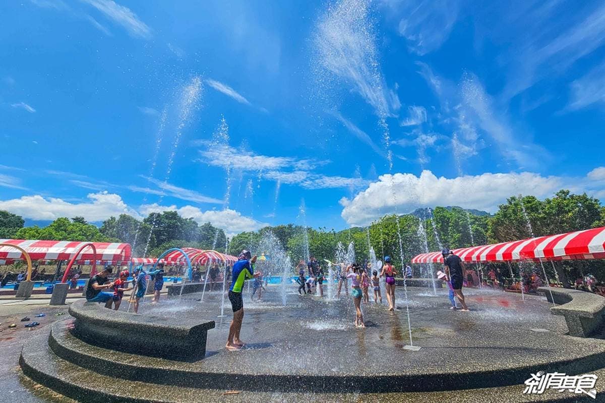 100元1票玩到飽!「南投水樂園」好玩到併軌,先衝章魚氣墊溜滑梯、大噴泉 100元1票玩到飽!「南投水樂園」好玩到併軌,先衝章魚氣墊溜滑梯、大噴泉