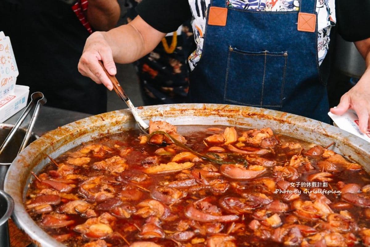 網推「台中最強滷肉飯」!大鐵鍋堆滿滿爌肉超誘人,免費加爆酸菜、小魚辣椒 網推「台中最強滷肉飯」!大鐵鍋堆滿滿爌肉超誘人,免費加爆酸菜、小魚辣椒