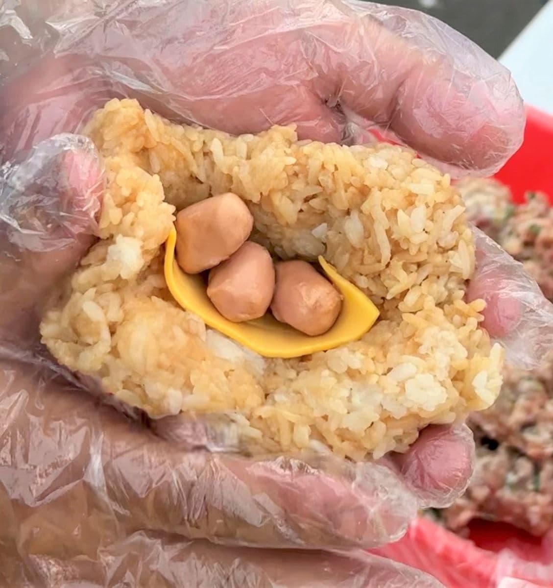 夜市驚見「巨無霸肉包飯」!金黃焦脆內夾起司太犯規,再淋東泉辣椒更過癮 夜市驚見「巨無霸肉包飯」!金黃焦脆內夾起司太犯規,再淋東泉辣椒更過癮