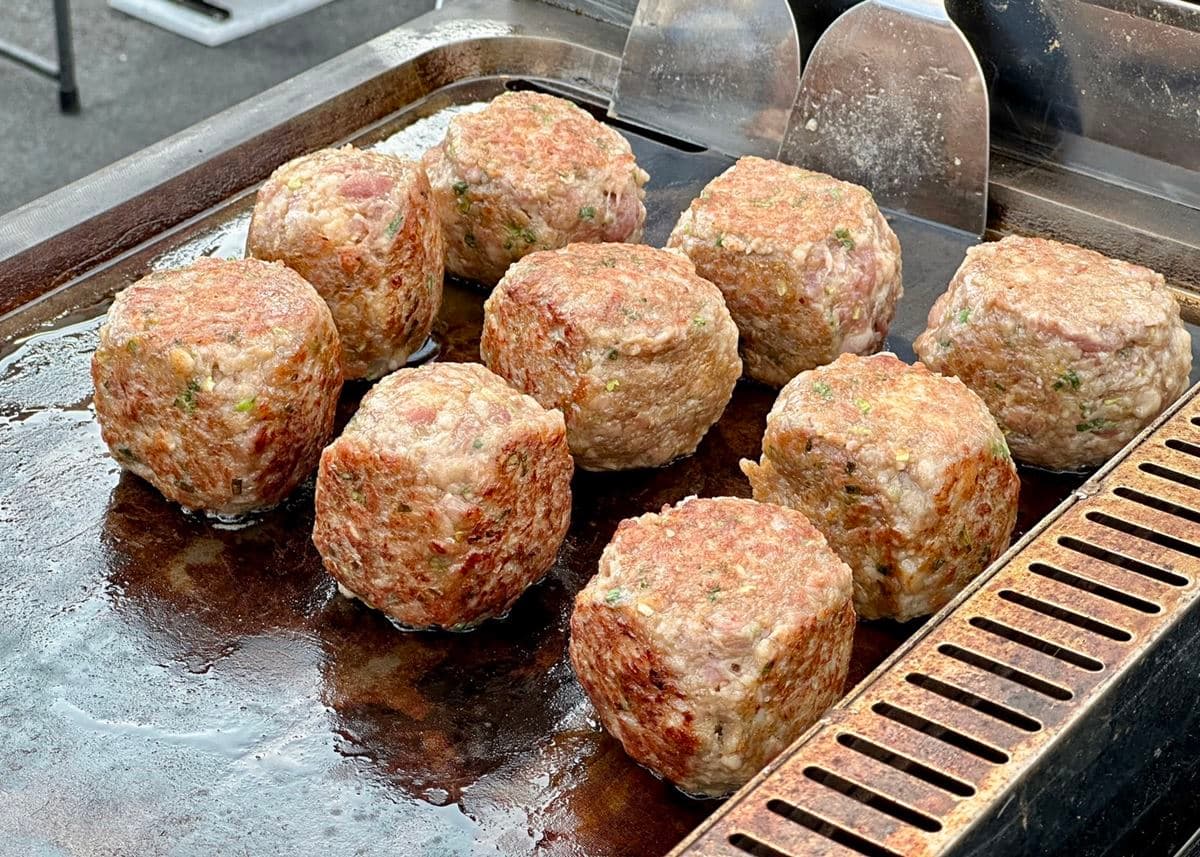 夜市驚見「巨無霸肉包飯」!金黃焦脆內夾起司太犯規,再淋東泉辣椒更過癮 夜市驚見「巨無霸肉包飯」!金黃焦脆內夾起司太犯規,再淋東泉辣椒更過癮