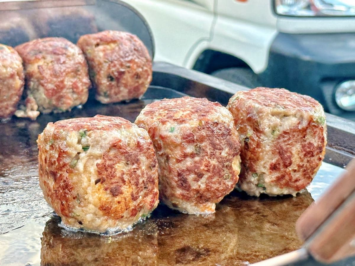 夜市驚見「巨無霸肉包飯」!金黃焦脆內夾起司太犯規,再淋東泉辣椒更過癮 夜市驚見「巨無霸肉包飯」!金黃焦脆內夾起司太犯規,再淋東泉辣椒更過癮