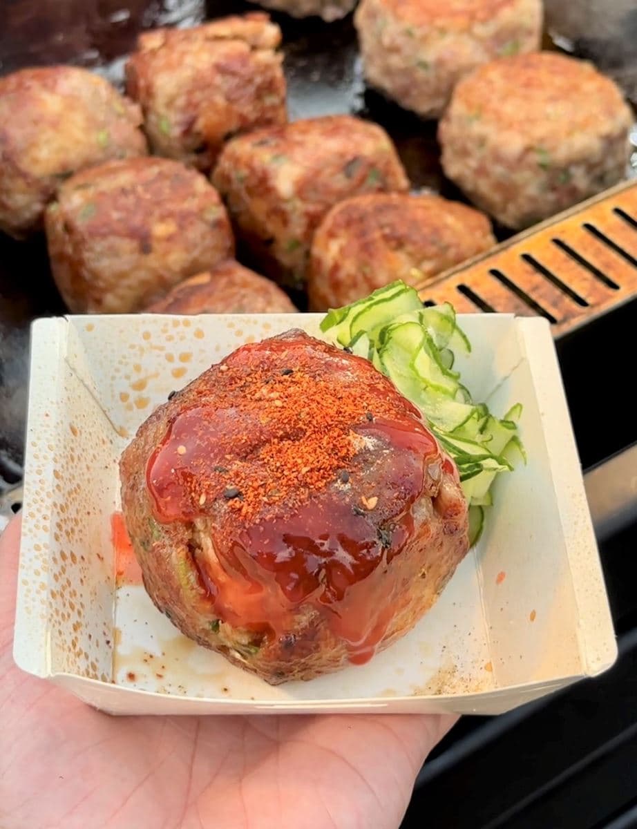 夜市驚見「巨無霸肉包飯」!金黃焦脆內夾起司太犯規,再淋東泉辣椒更過癮 夜市驚見「巨無霸肉包飯」!金黃焦脆內夾起司太犯規,再淋東泉辣椒更過癮