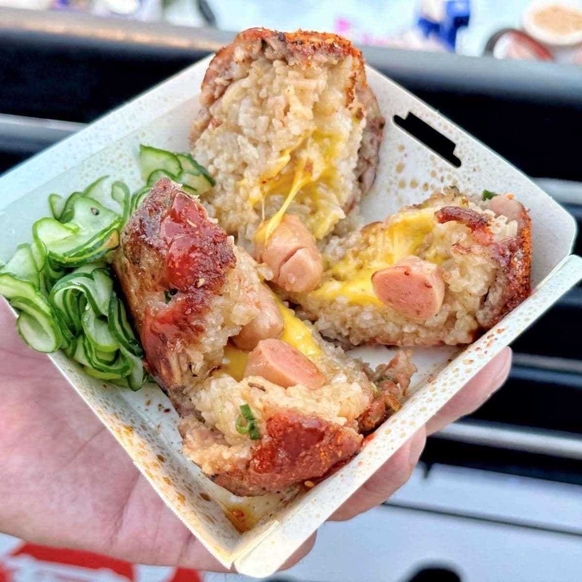 夜市驚見「巨無霸肉包飯」!金黃焦脆內夾起司太犯規,再淋東泉辣椒更過癮 夜市驚見「巨無霸肉包飯」!金黃焦脆內夾起司太犯規,再淋東泉辣椒更過癮