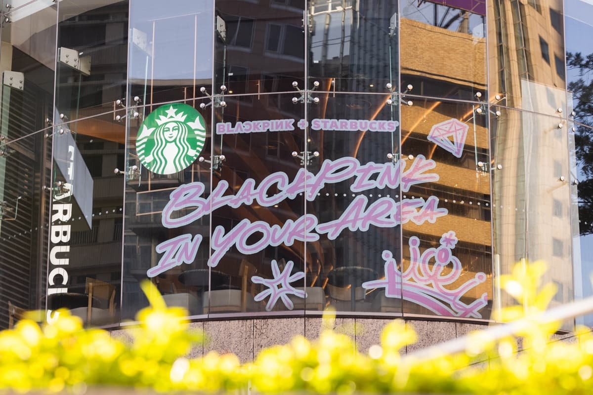 全台唯一「星巴克BLACKPINK主題店」!搶喝買一送一、粉色環保杯送貼紙 全台唯一「星巴克BLACKPINK主題店」!搶喝買一送一、粉色環保杯送貼紙