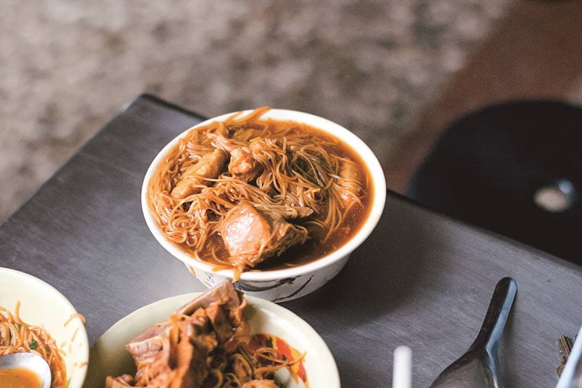 內行都帶小鍋裝!無名「麵線糊排骨」清晨6點開排,肉骨吸飽湯汁2小時完售 內行都帶小鍋裝!無名「麵線糊排骨」清晨6點開排,肉骨吸飽湯汁2小時完售