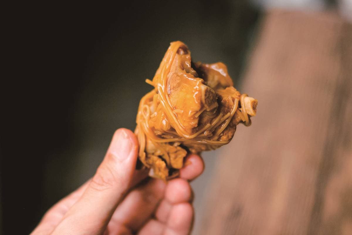 內行都帶小鍋裝!無名「麵線糊排骨」清晨6點開排,肉骨吸飽湯汁2小時完售 內行都帶小鍋裝!無名「麵線糊排骨」清晨6點開排,肉骨吸飽湯汁2小時完售