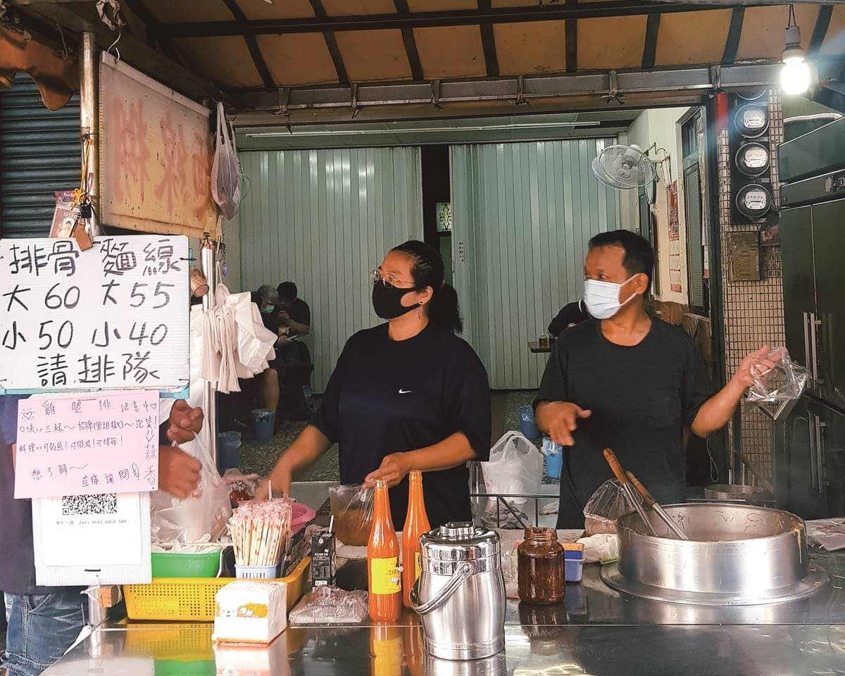 內行都帶小鍋裝!無名「麵線糊排骨」清晨6點開排,肉骨吸飽湯汁2小時完售 內行都帶小鍋裝!無名「麵線糊排骨」清晨6點開排,肉骨吸飽湯汁2小時完售