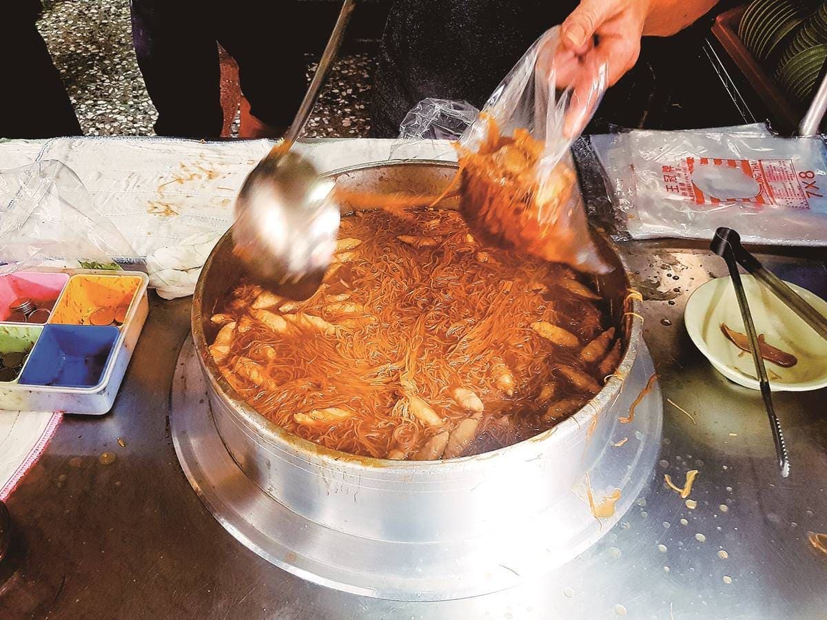 內行都帶小鍋裝!無名「麵線糊排骨」清晨6點開排,肉骨吸飽湯汁2小時完售 內行都帶小鍋裝!無名「麵線糊排骨」清晨6點開排,肉骨吸飽湯汁2小時完售