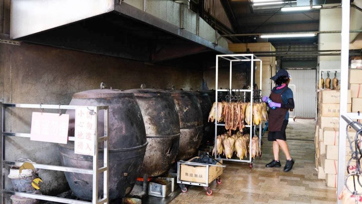 想吃永遠要排隊!高雄超狂「傳奇烤鴨」日賣千隻,一鴨二吃爽嗑捲餅、炒鴨架 想吃永遠要排隊!高雄超狂「傳奇烤鴨」日賣千隻,一鴨二吃爽嗑捲餅、炒鴨架