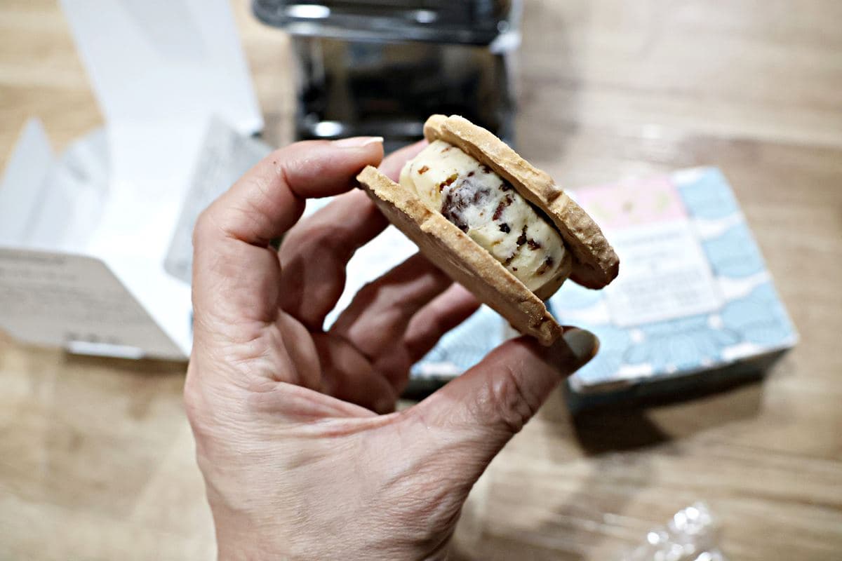 關西好物這裡買!新大阪車站必買10伴手禮:3秒賣1盒饅頭、限定醬油糰子 關西好物這裡買!新大阪車站必買10伴手禮:3秒賣1盒饅頭、限定醬油糰子