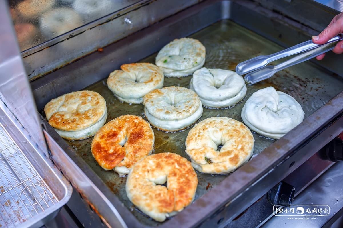 廟口夜市排隊新攤位!「爆量蔥餅」金黃酥脆激似甜甜圈,夾鮮甜蔥花多汁唰嘴 蘆洲美食小吃:王家手作蔥餅