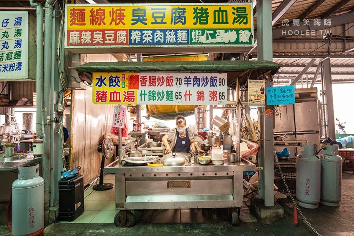 阿嬤怕你吃不飽!隱藏版「爆量香腸炒飯」滿到蓋不上,40元爽喝特大包豬血湯 阿嬤怕你吃不飽!隱藏版「爆量香腸炒飯」滿到蓋不上,40元爽喝特大包豬血湯