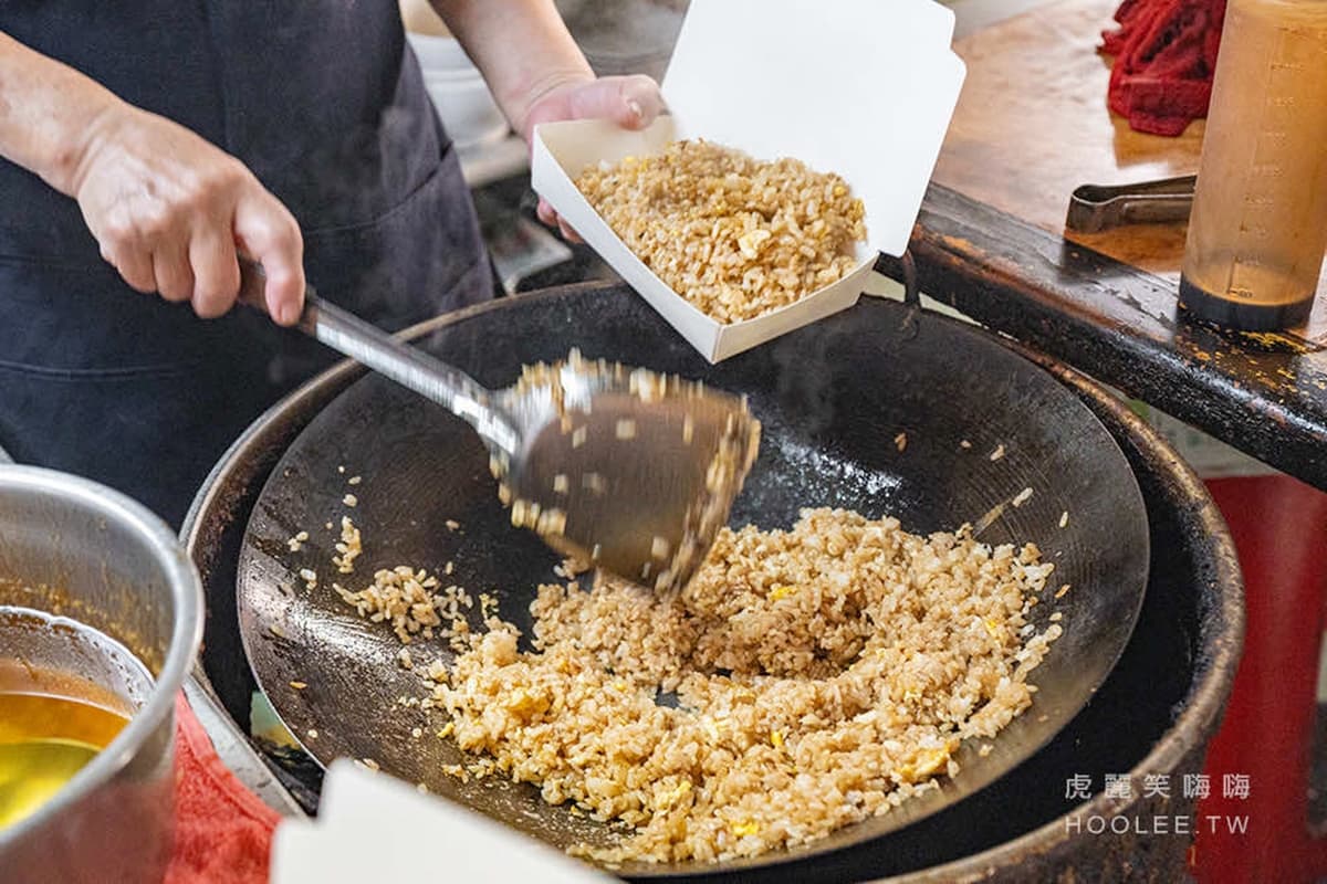 阿嬤怕你吃不飽!隱藏版「爆量香腸炒飯」滿到蓋不上,40元爽喝特大包豬血湯 阿嬤怕你吃不飽!隱藏版「爆量香腸炒飯」滿到蓋不上,40元爽喝特大包豬血湯
