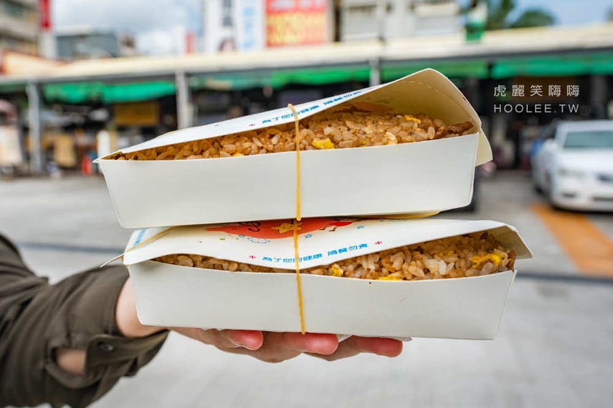 阿嬤怕你吃不飽!隱藏版「爆量香腸炒飯」滿到蓋不上,40元爽喝特大包豬血湯 楠梓美食:阿嬤炒飯|爆量炒飯傳奇