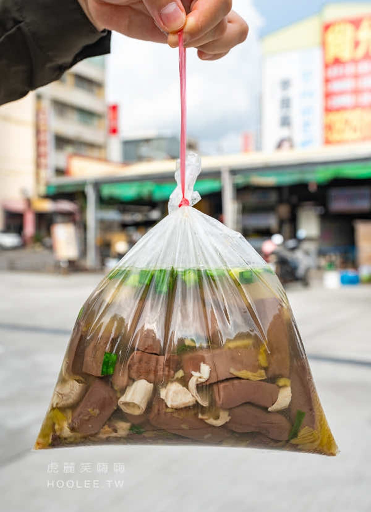 阿嬤怕你吃不飽!隱藏版「爆量香腸炒飯」滿到蓋不上,40元爽喝特大包豬血湯 楠梓美食:阿嬤炒飯|爆量炒飯傳奇