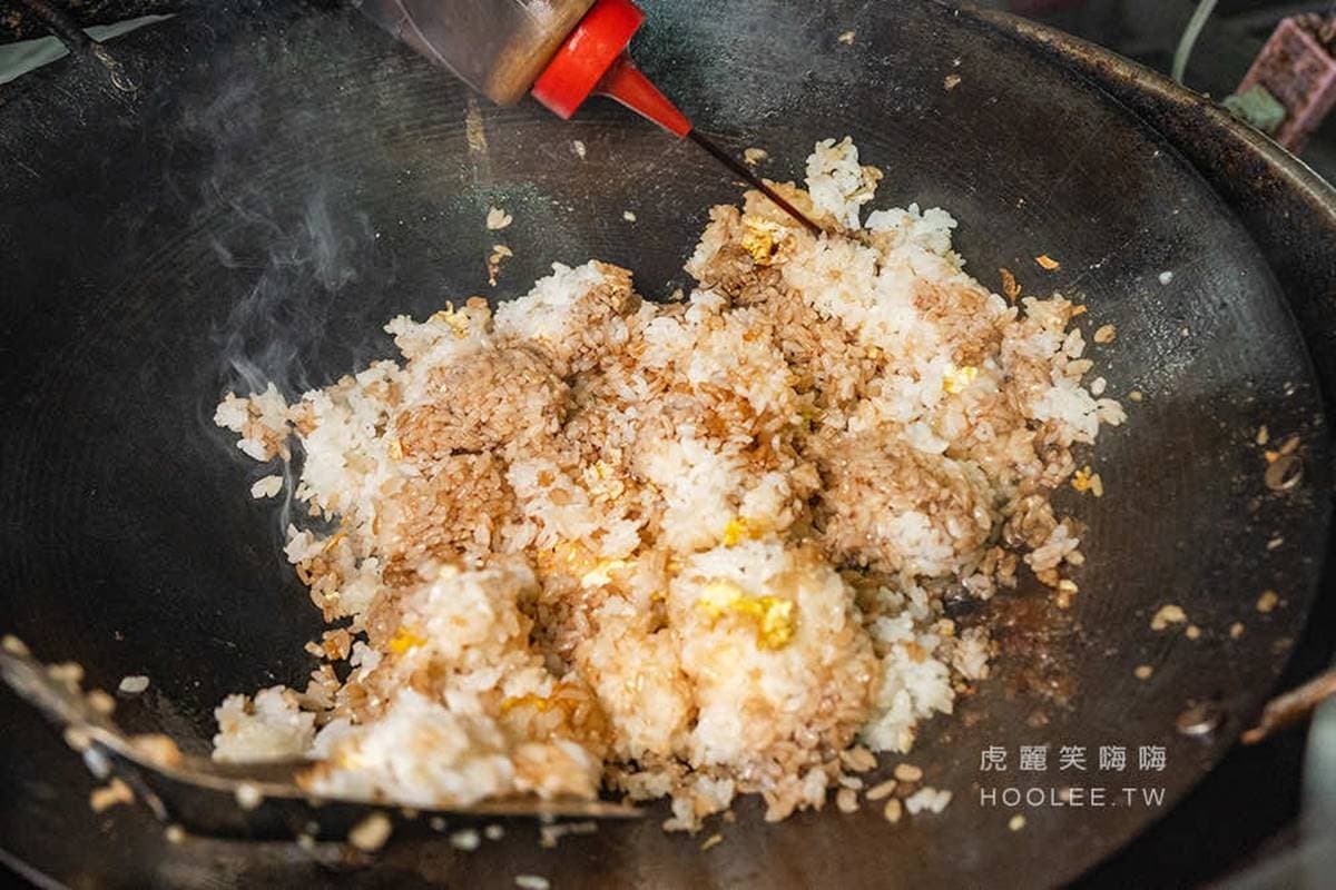 阿嬤怕你吃不飽!隱藏版「爆量香腸炒飯」滿到蓋不上,40元爽喝特大包豬血湯 阿嬤怕你吃不飽!隱藏版「爆量香腸炒飯」滿到蓋不上,40元爽喝特大包豬血湯