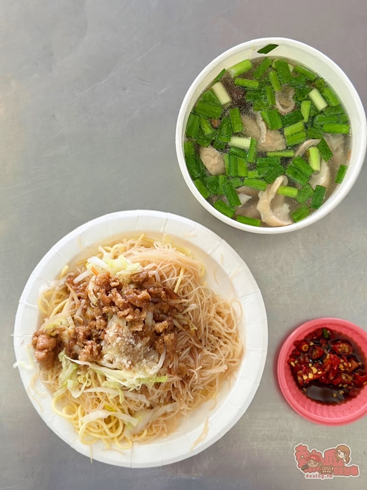 台南市場排隊夯翻!35元「米粉+炒麵」婆媽最愛銅板美食,滿料豬血湯也必點 台南市場排隊夯翻!35元「米粉+炒麵」婆媽最愛銅板美食,滿料豬血湯也必點