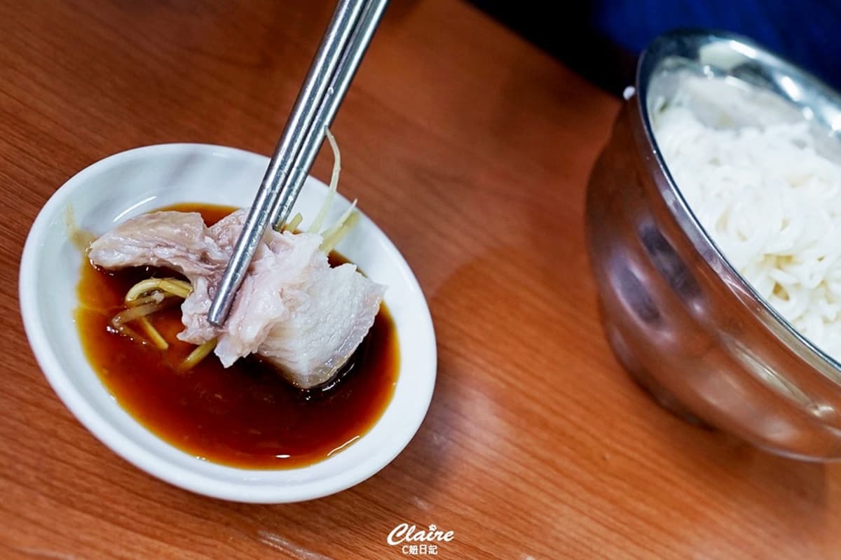 廟口美食紅到韓國!大稻埕50年「白煮豬腳」老台北人最愛,必搭40元爆量麵線 廟口美食紅到韓國!大稻埕50年「白煮豬腳」老台北人最愛,必搭40元爆量麵線