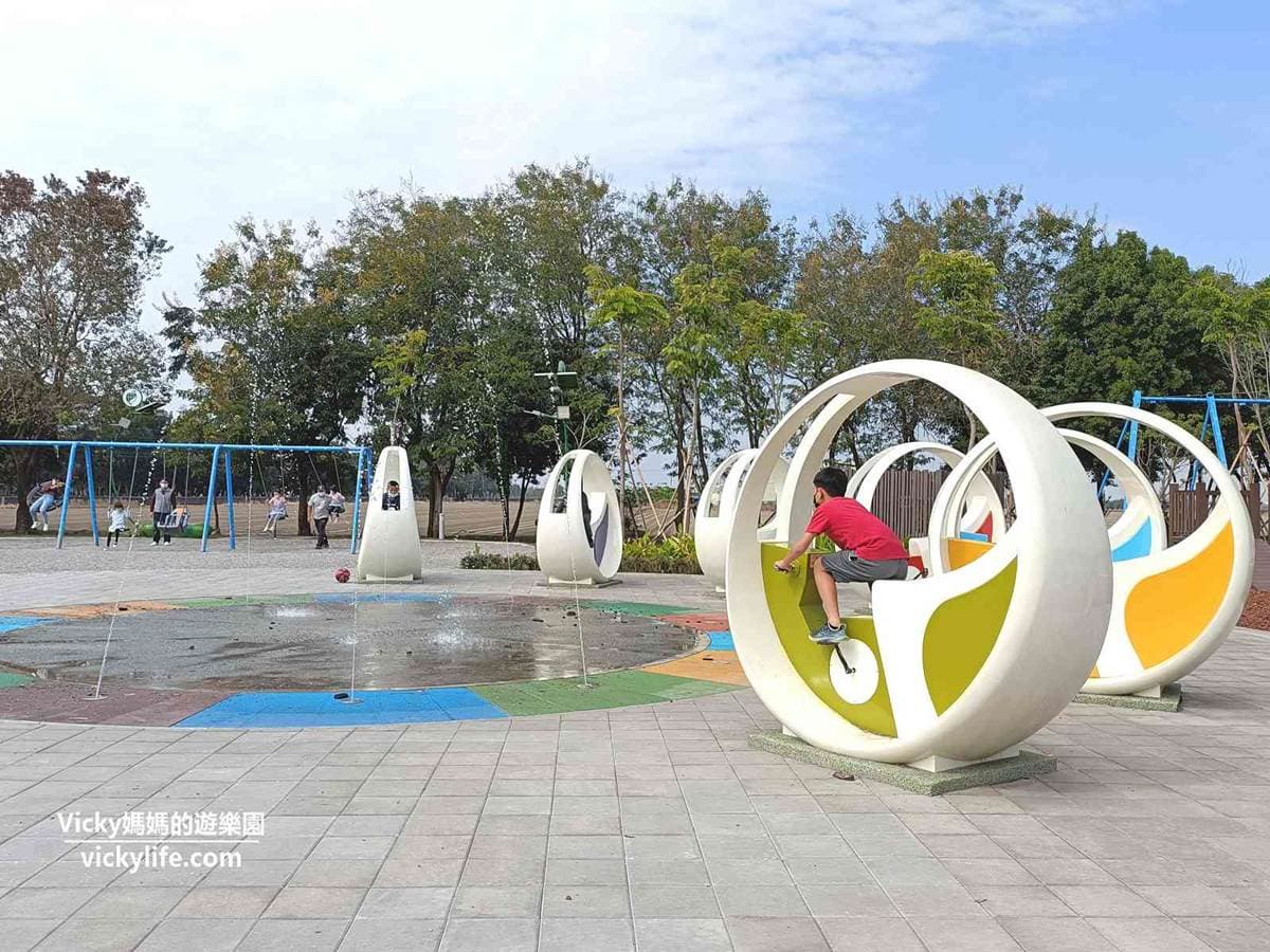 玩到斷電也不想走!屏東9家「免門票公園」:11米高闖關塔、巨型洋蔥溜滑梯 玩到斷電也不想走!屏東9家「免門票公園」:11米高闖關塔、巨型洋蔥溜滑梯