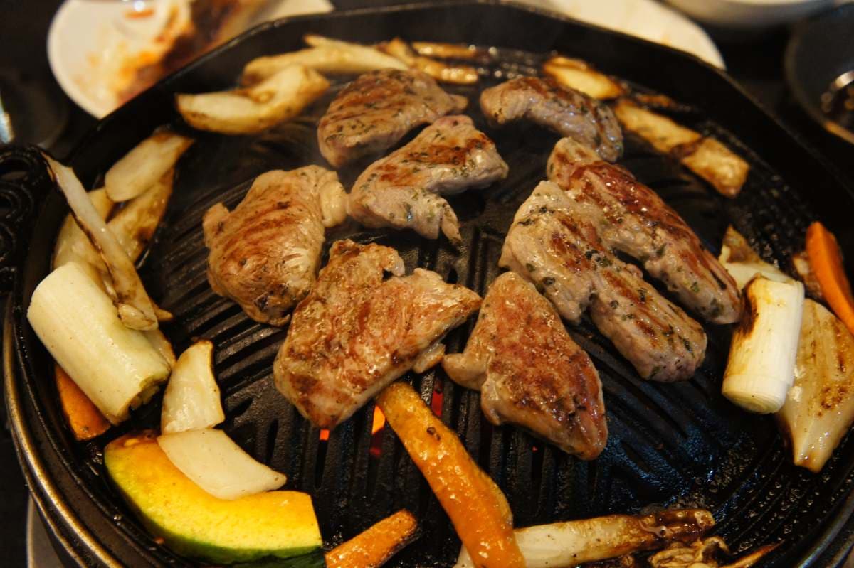 連日本人也好奇的北海道!學生再冷都穿短褲?推薦美食「這燒肉」一定必吃 連日本人也好奇的北海道!學生再冷都穿短褲?推薦美食「這燒肉」一定必吃