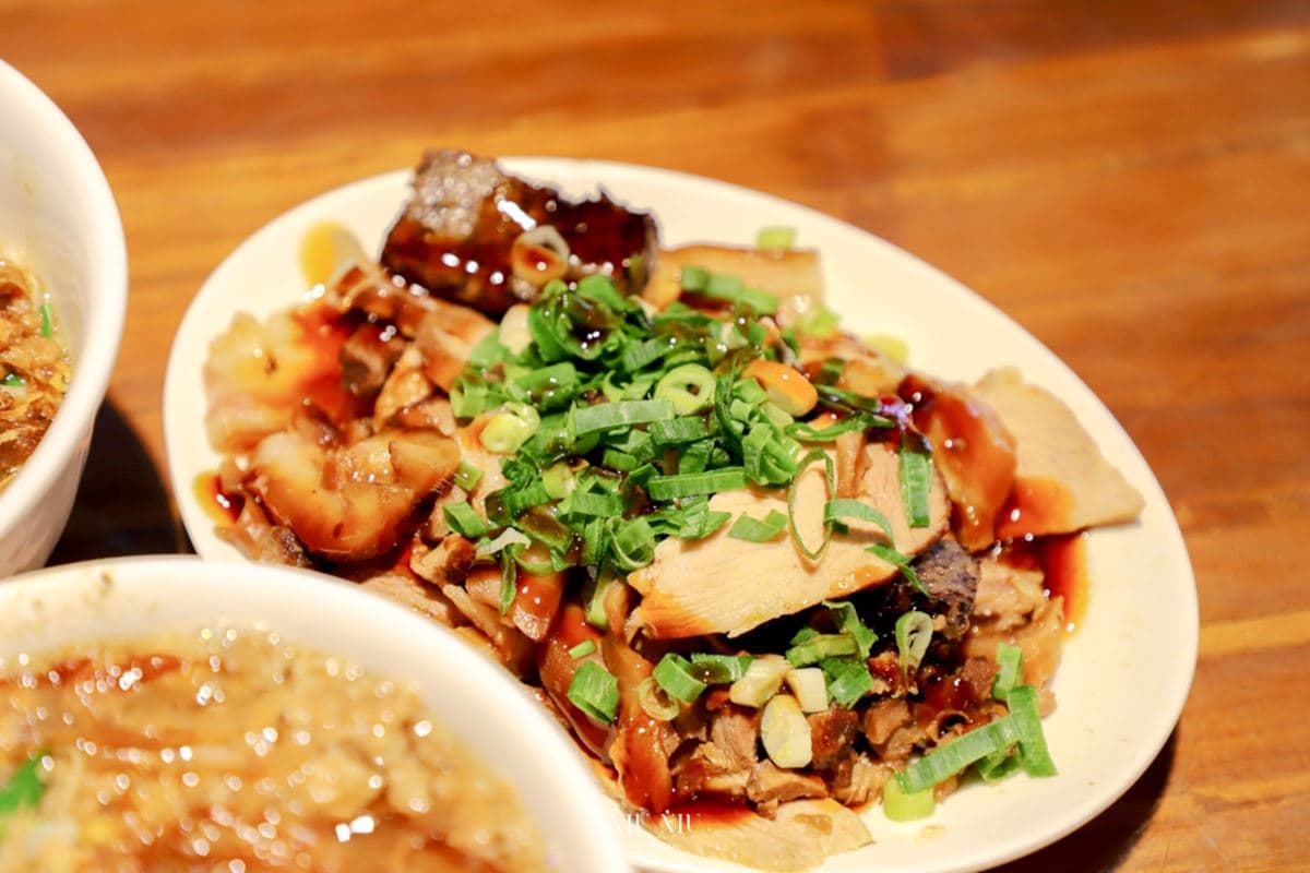 台東美食必吃8家|10元生魚片、自助吧吃到飽、90年麻糬老店全攻略 台東美食推薦|榕樹下米苔目