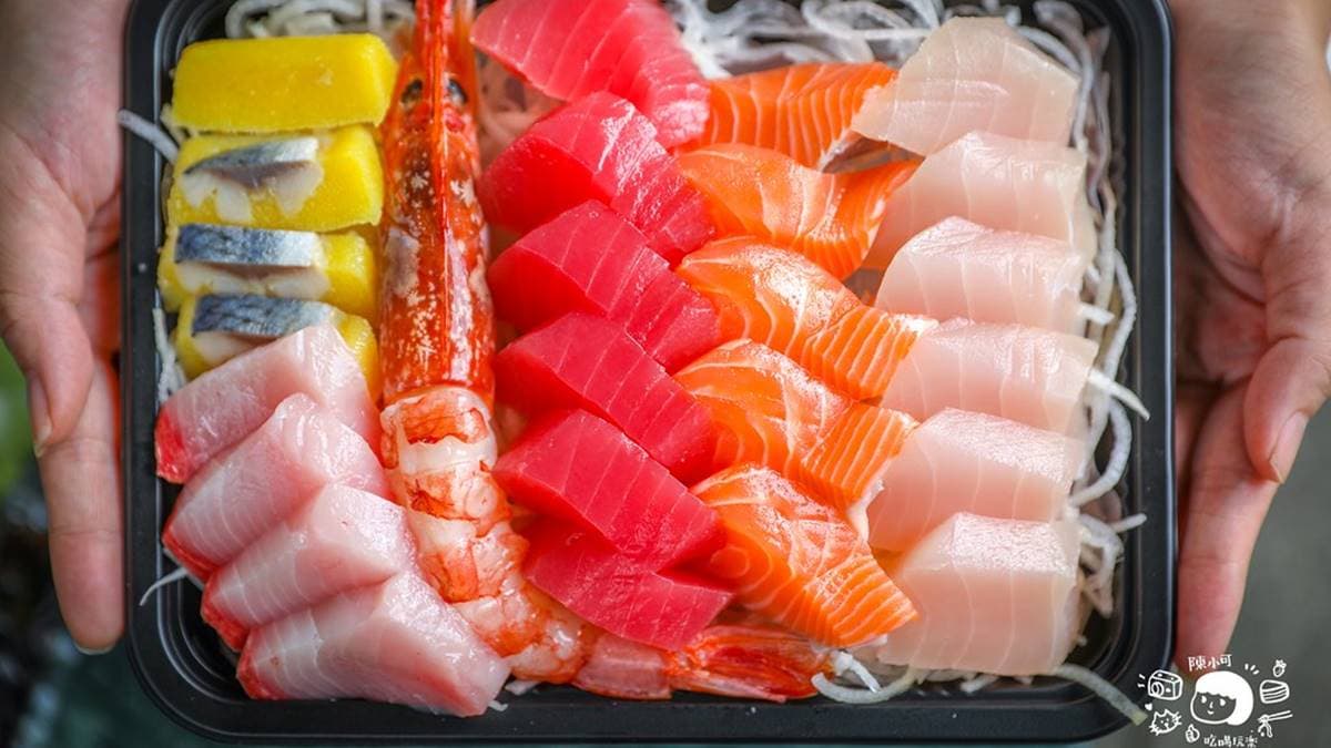 每片只要12元!板橋排隊「高CP值生魚片」藏市場,300元鋪滿滿還附天使紅蝦