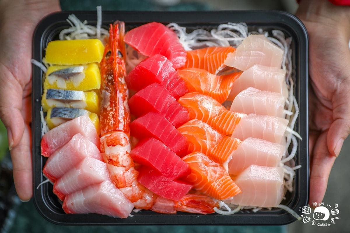 每片只要12元!板橋排隊「高CP值生魚片」藏市場,300元鋪滿滿還附天使紅蝦 每片只要12元!板橋排隊「高CP值生魚片」藏市場,300元鋪滿滿還附天使紅蝦