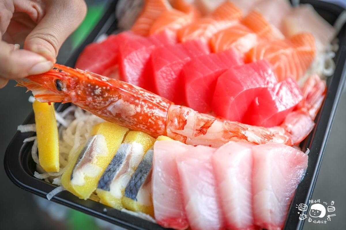 每片只要12元!板橋排隊「高CP值生魚片」藏市場,300元鋪滿滿還附天使紅蝦 每片只要12元!板橋排隊「高CP值生魚片」藏市場,300元鋪滿滿還附天使紅蝦