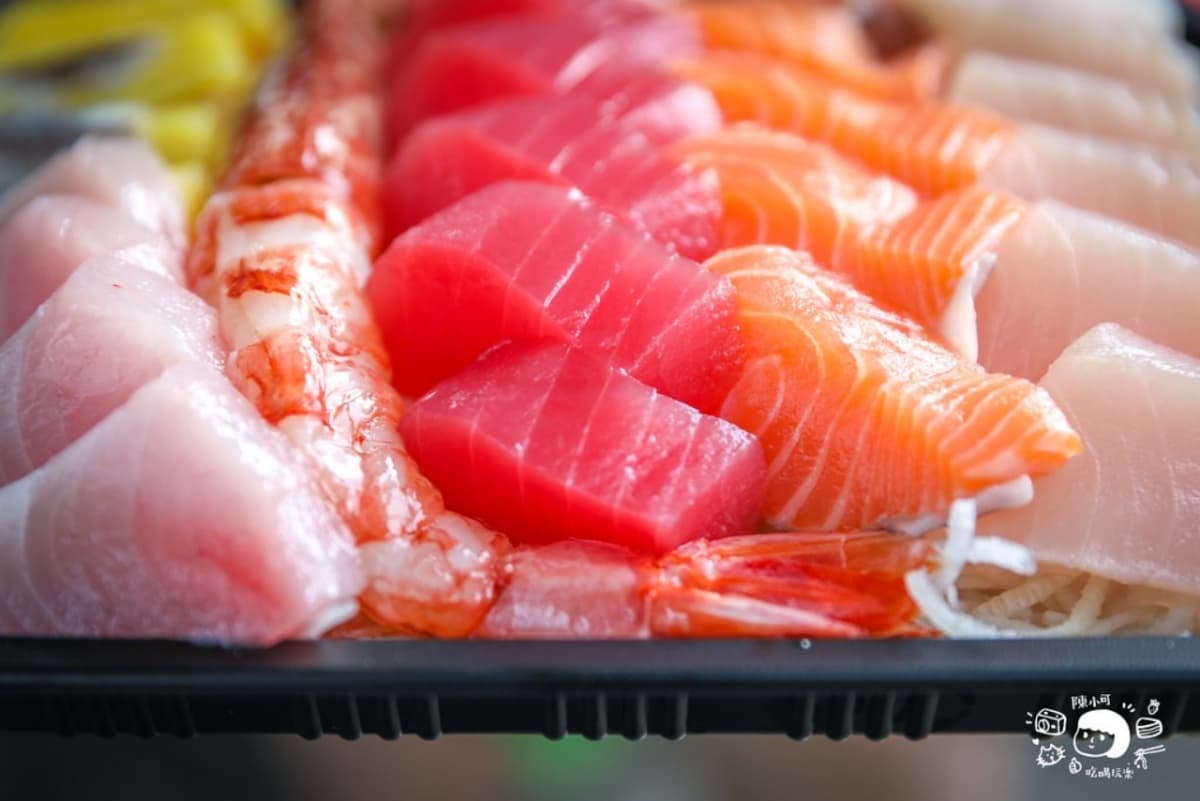 每片只要12元!板橋排隊「高CP值生魚片」藏市場,300元鋪滿滿還附天使紅蝦 每片只要12元!板橋排隊「高CP值生魚片」藏市場,300元鋪滿滿還附天使紅蝦