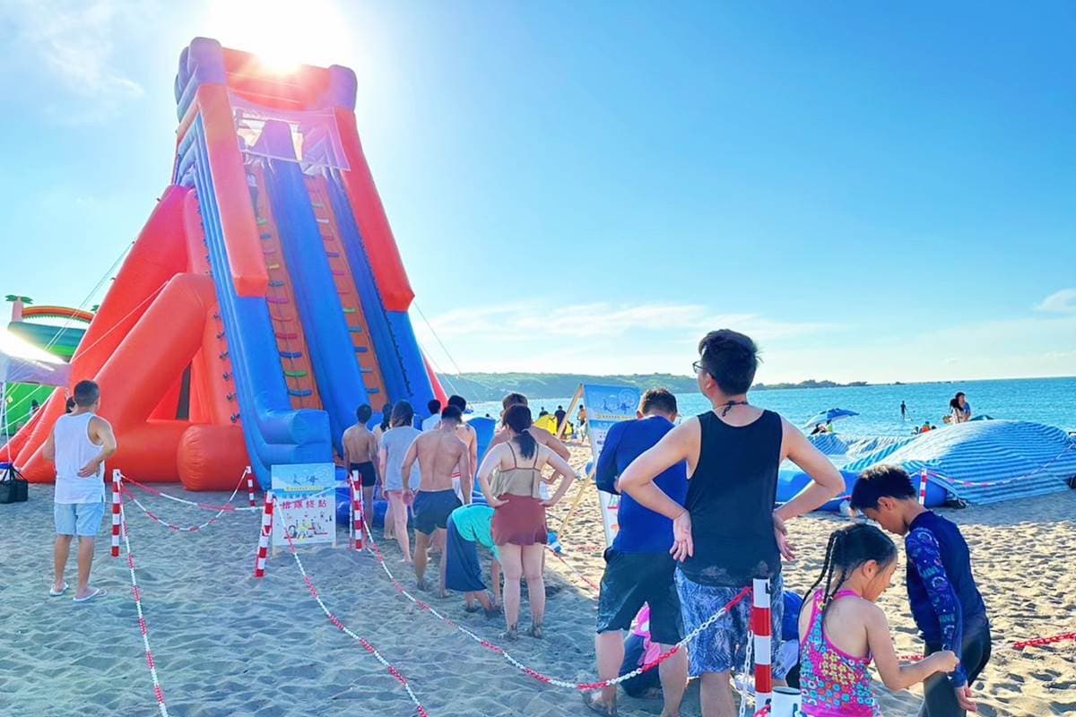 夏天必衝北海岸!白沙灣「40米氣墊溜滑梯」免費玩爆,晚上再逛浪漫海景步道 夏天必衝北海岸!白沙灣「40米氣墊溜滑梯」免費玩爆,晚上再逛浪漫海景步道