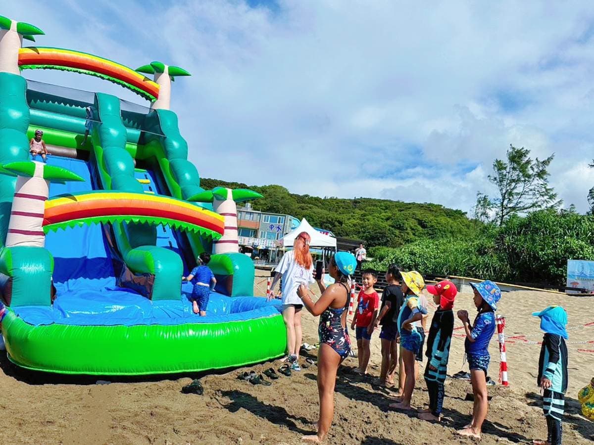 夏天必衝北海岸!白沙灣「40米氣墊溜滑梯」免費玩爆,晚上再逛浪漫海景步道 夏天必衝北海岸!白沙灣「40米氣墊溜滑梯」免費玩爆,晚上再逛浪漫海景步道