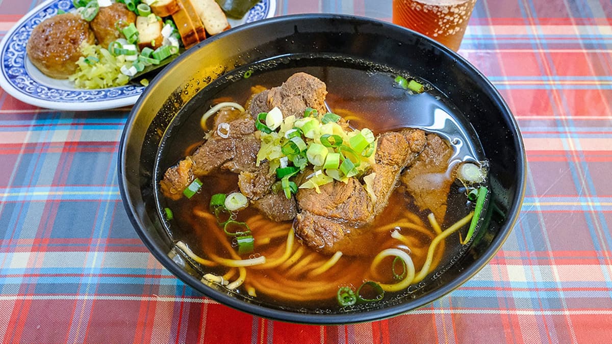 2025東海商圈美食清單!招牌雞爪凍、排隊泡芙專賣店,吃玩買一篇搞定 招牌牛肉麵內容很單純,就是牛肉湯、牛腱肉和麵條。(圖片來源:霸子。食樂拼圖)