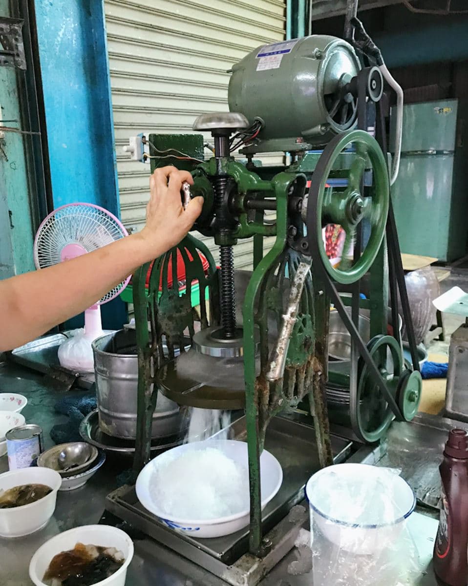 重回《想見你》莫奶奶冰店!打卡台南百年老字號剉冰,必加手炒古早味麵茶粉 重回《想見你》莫奶奶冰店!打卡台南百年老字號剉冰,必加手炒古早味麵茶粉