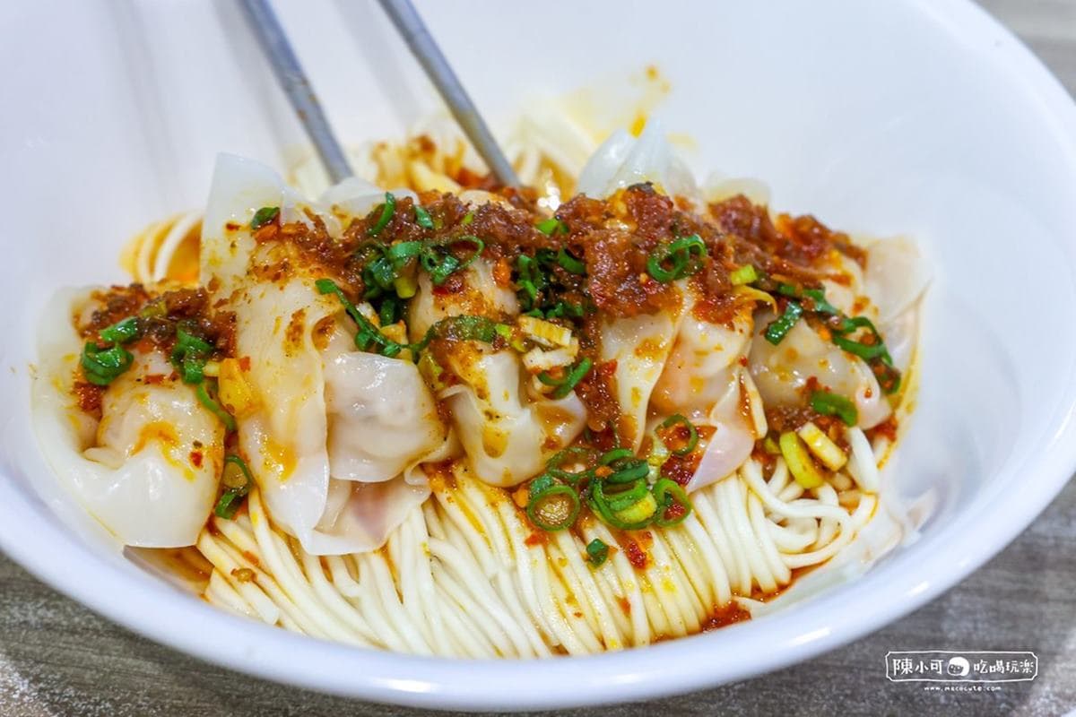 蘆洲版「平民鼎泰豐」!半價吃黃金排骨蛋炒飯,鮮蝦抄手Q彈香辣超過癮 蘆洲美食:四木欣福