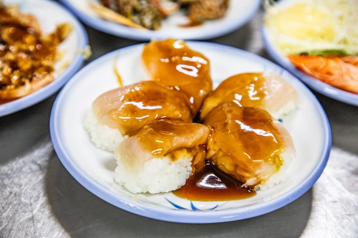 壽司每顆僅6元!高雄最佛「日本料理」比迴轉壽司便宜,10元生魚片也必吃 壽司每顆僅6元!高雄最佛「日本料理」比迴轉壽司便宜,10元生魚片也必吃
