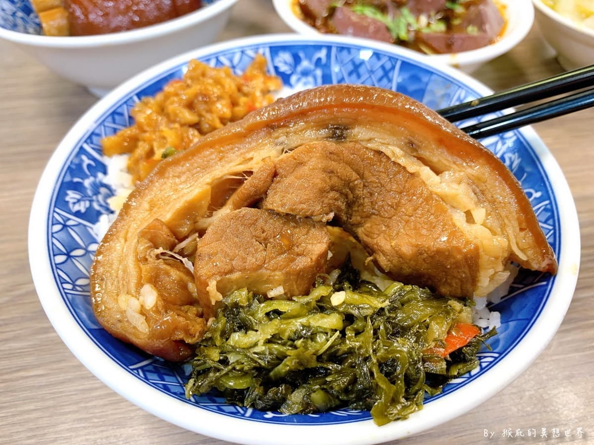 半夜12點還在排!台中銅板價「米其林爌肉飯」夜貓最愛,酸菜、辣菜脯隨你加 【台中美食推薦】夜間部爌肉飯|米其林推薦排隊宵夜